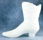Vintage Fenton White Milk Glass Victorian Daisy Button Boot Shoe. It measures 4 1/8 inches high. Circa1960's. Excellent condition with no chips or cracks. Add $5.00 Shipped in the USA. Ref:10751957