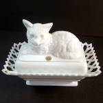 This vintage Westmoreland milk glass covered animal dish features a cat lid atop a rectangular, lacy base. The original Westmoreland Glass Authentic Hand Made foil label is still attached to the lid, ...