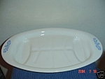 Oval meat platter from Corning Ware in the Cornflower Blue pattern. The size is 16.5 in. x 10.25 in. It has the juice drains in each end. A very nice plus hard to find piece. the number on the back is...