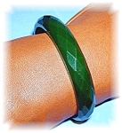 Beautifull dark apple green bakelite bangle bracelet.  The bracelet is 1/2 inches wide and 2 5/8 inches inner diameter.  It is unusual because of the diamond facets an looks great with just about any ...