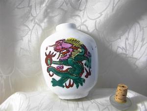 Oriental White China/painted Dragon Snuff Bo