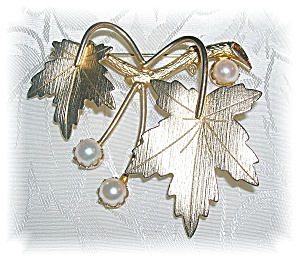 Sarah Coventry Gold Leaf Pin 6mm Cultured Pearls