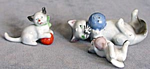 Vintage China Mama Cat & 3 Kittens Playing With Balls