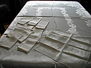 Linen Table Cloth And Napkins