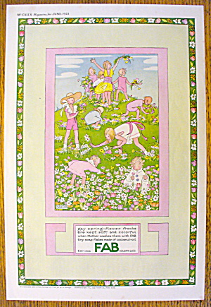 1923 Fab With Children Playing By Saida