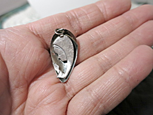 Vintage Blessed Virgin Mary Pendant curved (Image1)