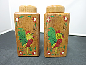 Vintage Rooster Salt and Pepper Shakers Japan Wood Painted 1950s (Image1)