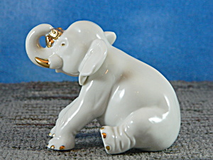 Princeton Gallery Porcelain Sitting White Elephant (Image1)