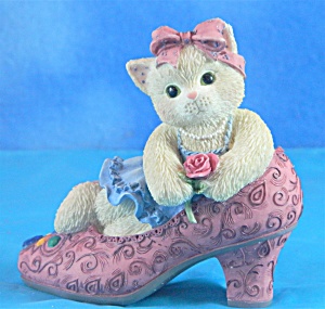 Enesco 1997 Calico Kittens Cat in Shoe (Image1)