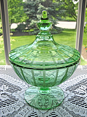 FOSTORIA Elegant Green Ftd. Cut/Engraved Cov. Candy Box (Image1)