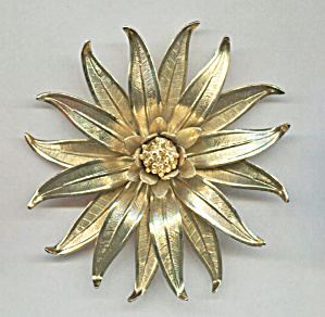 LARGE GOLD FLOWER PIN (Image1)