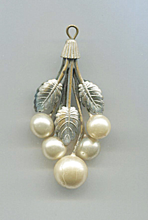 LARGE FAUX PEARLS ON SILVER TONE LEAVES & STEMS PENDANT (Image1)