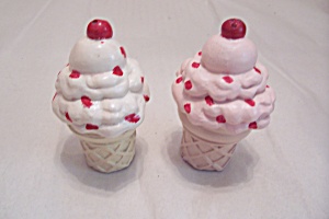 Ice Cream Cone Salt & Pepper Shaker Set (Image1)