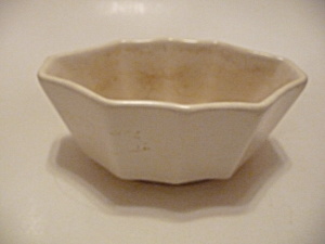 McCoy White Pottery Footed 10-Sided Planter (Image1)