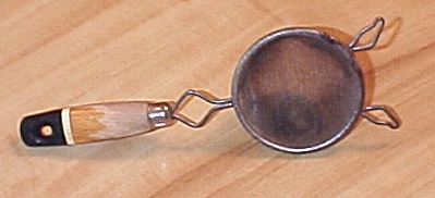 Wood Handle Strainer, Kitchen Utensil Cooking Baking Collectible (Image1)