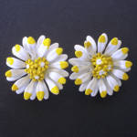 Click here to enlarge image and see more about item 14240: White Yellow Daisies Enameled Clip On Earrings