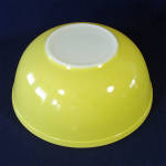 Click to view larger image of Pyrex Yellow 4 Quart Mixing Bowl (Image3)