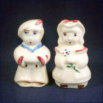 Click here to enlarge image and see more about item 9364: Shawnee Boy Blue and Bo Peep Salt and Pepper Shakers With Label
