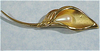Richelieu Faux Pearl Flower Pin (Image1)