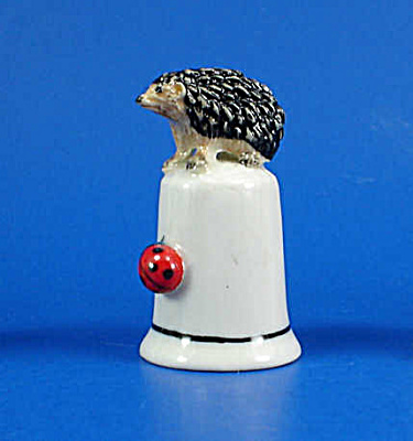 K8341 Hedgehog and Ladybug Thimble (Image1)