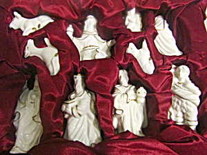 Vintage Ten-Piece Porcelain Nativity Set (Image1)