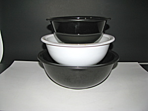 Vintage Pyrex Black and White Nesting Bowl Set  (Image1)