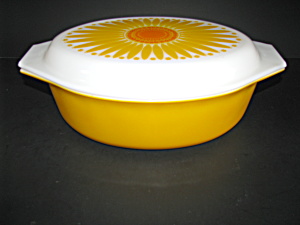 Vintage Pyrex Yellow Daisy 045 2.5qt Casserole Dish (Image1)