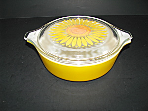 Vintage Pyrex Yellow Daisy 471 1pt Casserole Dish (Image1)