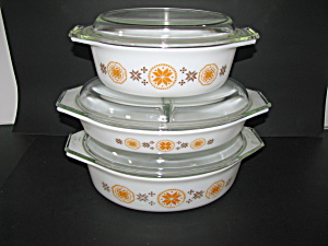  Pyrex Town and Country 043,045,1.5qt Divided Dish (Image1)
