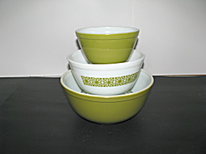 Vintage Pyrex Verde Nesting Bowl Set of Three (Image1)