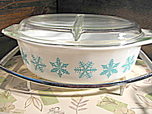 Vintage Pyrex Snowflake 2.5 Quart Covered Casserole