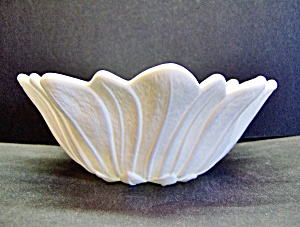 Vintage Indiana Glass  Lily Pons Milk Glass Bowl  (Image1)