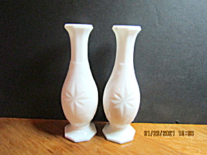 Vintage Milk Glass Starburst Design Bud Vase (Image1)