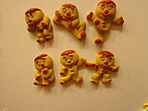  Plastic Wiggly Eye Gingerbread Men Magnet Set (Image1)