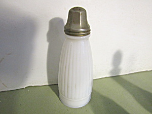 Vintage Milk Glass Early American Salt/Spice Shaker (Image1)