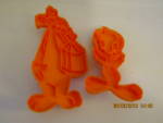 Click here to enlarge image and see more about item cccharacter2g: Vintage Warner Bros Orange Cookie Cutter Set 