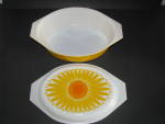 Click to view larger image of Vintage Pyrex Yellow Daisy 045 2.5qt Casserole Dish (Image2)