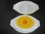 Click to view larger image of Vintage Pyrex Yellow Daisy 1qt Divided Dish (Image2)