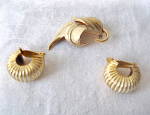 Click to view larger image of Vintage 1965 White Enameled w/ Goldtone Pin & Earrings (Image2)