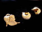 Click to view larger image of Vintage 1965 White Enameled w/ Goldtone Pin & Earrings (Image3)