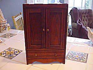 RAR TOY MURPHY BED W/ARMOIRE FRONT (Image1)