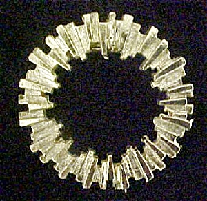 Gold Toned Wreath Pin (Image1)