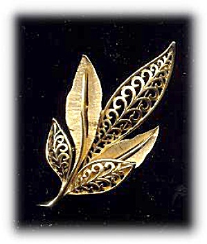 J.J. Goldtone 3 1/4" Leaf Brooch - Vintage (Image1)
