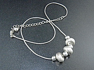Costume Necklace shiny and brushed beads sivertone (Image1)