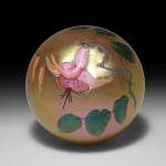 Click here to enlarge image and see more about item Q058: Lundberg Studios 2007: Pink Fuchsia paperweight (DS)