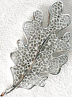 Vintage Sarah Coventry Large Lacy Oak Leaf Brooch (Image1)