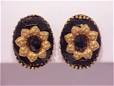 VINTAGE HOBE' BLACK FACETED GLASS GOLD TONE CLIP EARRINGS (Image1)