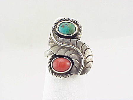 VINTAGE NATIVE AMERICAN TURQUOISE AND CORAL STERLING SILVER RING (Image1)