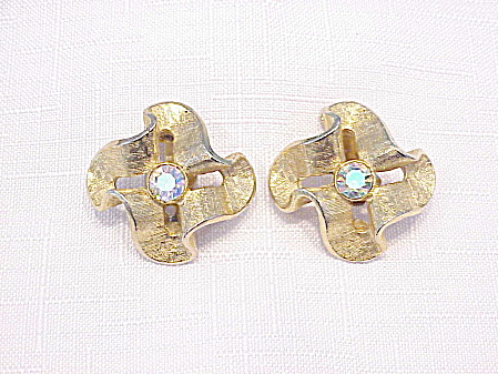 VINTAGE GOLD TONE AURORA BOREALIS RHINESTONE CLIP EARRINGS (Image1)