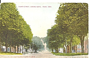 Perry IA Fourth St Looking North Postcard p32586 (Image1)